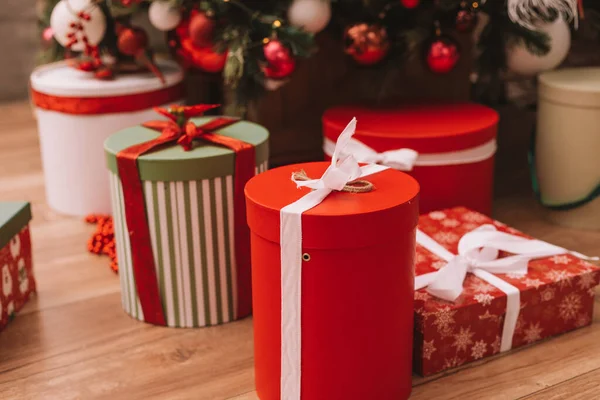 Geschenkboxen unter dem Weihnachtsbaum — Stockfoto
