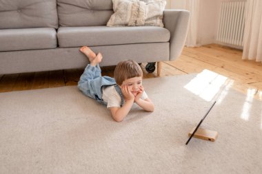 anaokulu Kafkasyalı blog yazarı tablet bilgisayardaki video çağrısı üzerinden sohbet ediyor