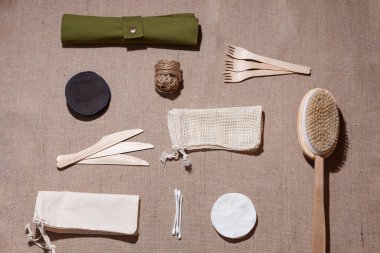 Tahta nesneler ve çevre dostu cilt eşyaları.