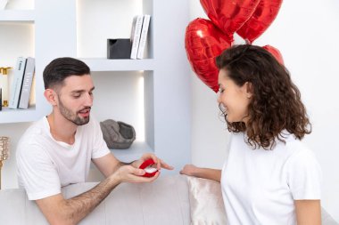 Sevgililer Günü kutlamasında adam nişan yüzüğüyle evlenme teklif ediyor.