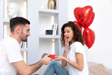 Bir erkek ve bir kadın sevgililer günü hediyelerini değiştirirler. 