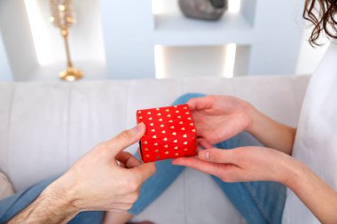 Bir erkek ve bir kadın sevgililer günü hediyelerini değiştirirler. 