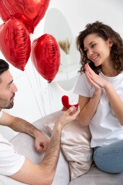 Sevgililer Günü kutlamasında adam nişan yüzüğüyle evlenme teklif ediyor.