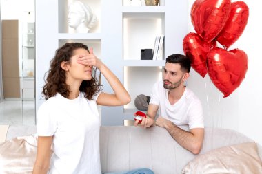 Sevgililer Günü kutlamasında adam nişan yüzüğüyle evlenme teklif ediyor.