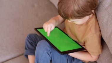 anaokulu Kafkasyalı blog yazarı tablet bilgisayardaki video çağrısı üzerinden sohbet ediyor