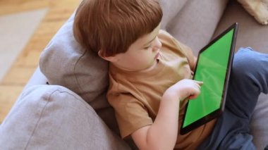 anaokulu Kafkasyalı blog yazarı tablet bilgisayardaki video çağrısı üzerinden sohbet ediyor