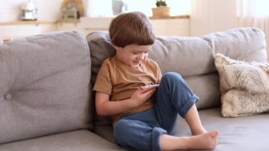 anaokulu Kafkasyalı blog yazarı tablet bilgisayardaki video çağrısı üzerinden sohbet ediyor