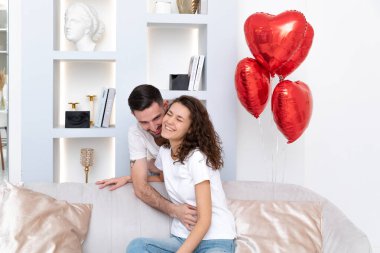 Bir erkek ve kadın sevgililer gününü birlikte kutlar. 