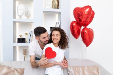 Erkekler Sevgililer Günü 'nde hediye verir 22 Ocak 2022 Rusya