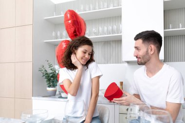 Erkekler Sevgililer Günü kutlamalarında hediye yaparlar.