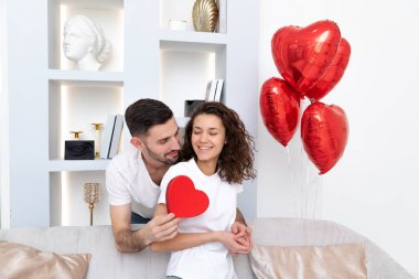 Erkekler Sevgililer Günü kutlamalarında hediye yaparlar.