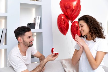 Sevgililer Günü kutlamasında bir adam evlenme teklif eder.