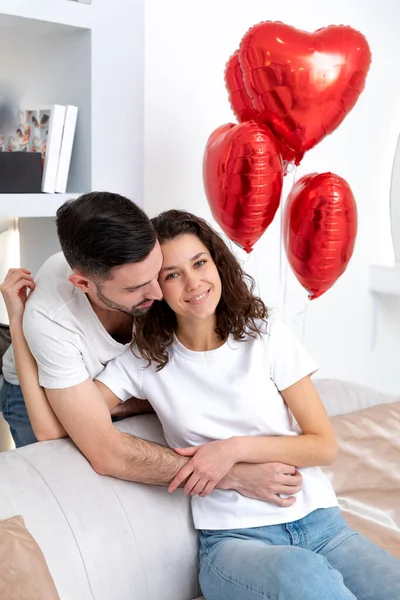 A couple hugs each other at the Valentines day celebration — Stock Photo, Image