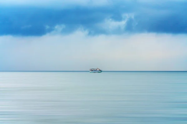 Fiskebåt Havet Med Klarblå Himmel — Stockfoto