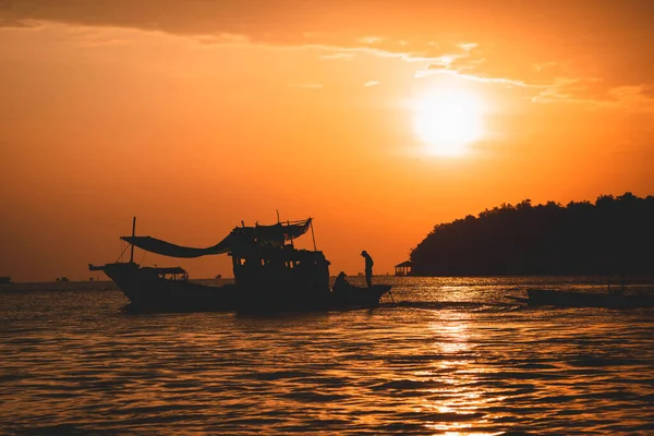 Silhouette Scene Fishing Boats Sea Golden Sunlight Morning — Foto de Stock