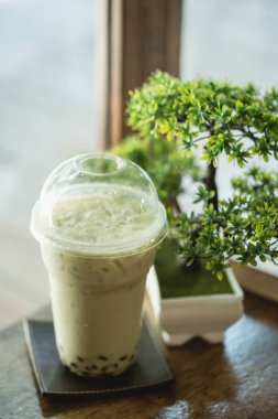 Japon tarzı kafede baloncuklu kibrit yeşil çay ve yapay bonsai ağacı.