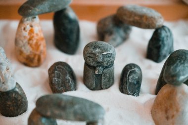 Zen bahçe dekorasyonlu Japon taş keşiş heykeli