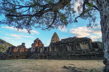 Tayland 'daki Phimai Tarih Parkının (Prasat Hin Phimai) mavi gökyüzü manzarası