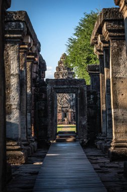 Tayland 'daki Phimai Tarih Parkının (Prasat Hin Phimai) mavi gökyüzü manzarası