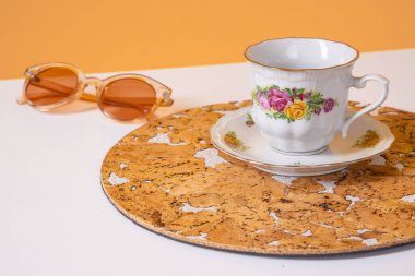 Mantar paspasın üzerindeki porselen bardak.