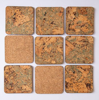 Beyaz bardak altlıkları üzerinde logo tasarımı olan kare kaplama fayanslar içki bardakaltlıkları için bardak altlığı koydu