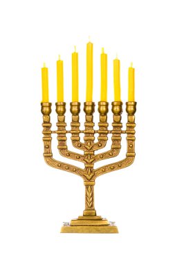 Beyaz mumlarla izole edilmiş Hanuka şamdanı. Beyaz arka planda mumları olan eski bir ayin menorası. Hanuka bayramı özelliği. Ayin malzemesi. Menorah Yahudiliğin en eski sembolüdür..