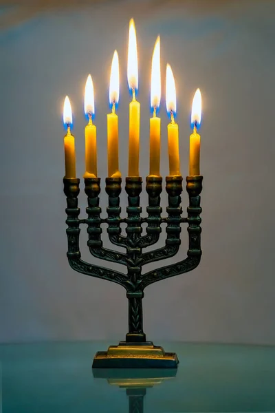 Hanukkah Menorah Primer Plano Con Velas Encendidas Para Fondo Tarjeta —  Fotos de Stock