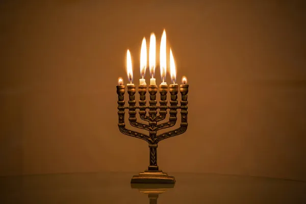 Chanoeka Menorah Close Met Brandende Kaarsen Voor Vakantie Kaart Achtergrond — Stockfoto