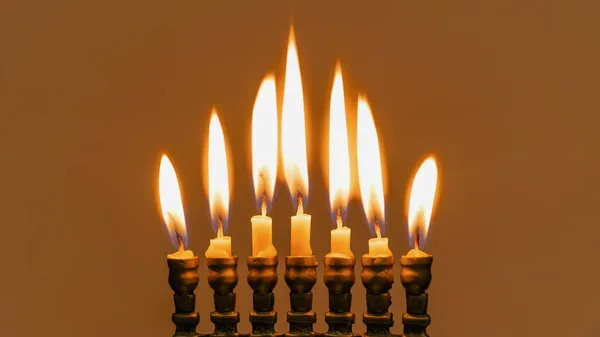 Chanuka Menorah Zbliżenie Płonących Świec Tle Karty Wakacje Retro Stary — Zdjęcie stockowe