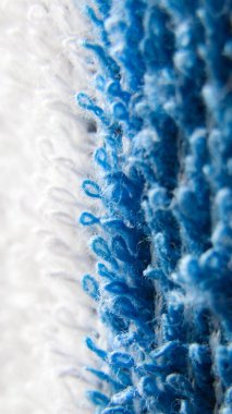 Bir yaz sabahı güneşte tutulan pamuk kumaşın mavi ve beyaz ipliklerinin arka planında yakınlaştırılmış makro.