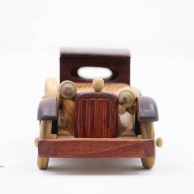 Beyaz arka planda izole edilmiş eski model kahverengi tahta bir oyuncak arabanın ön görüntüsü