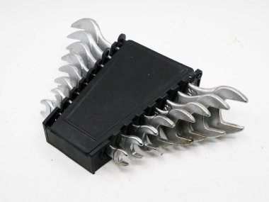 Beyaz arka planda izole edilmiş siyah bir kutuda paslanmaz çelikten yapılmış eski bir alet seti.