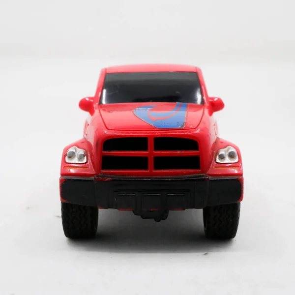 白い背景に赤いピックアップトラックのおもちゃの正面図 — ストック写真