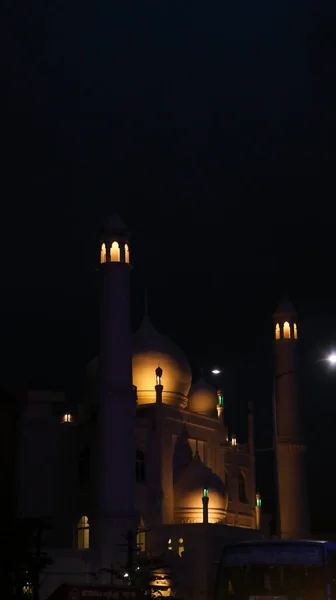 Hermosa Foto Una Mezquita Mezquita Forma Cúpula Con Iluminación Ambiental —  Fotos de Stock