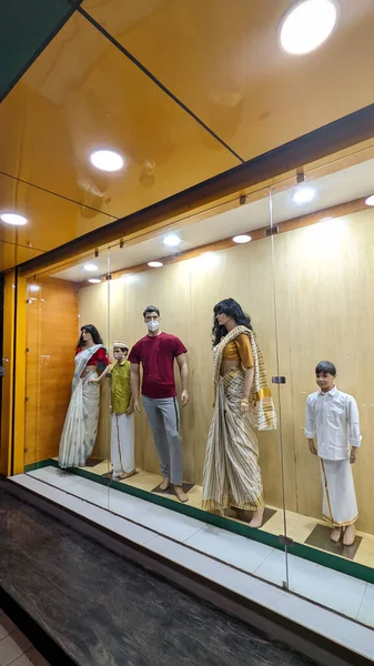 Mannequins Adults Kids Sizes Short Tall Displayed Glass Case Front — Fotografia de Stock