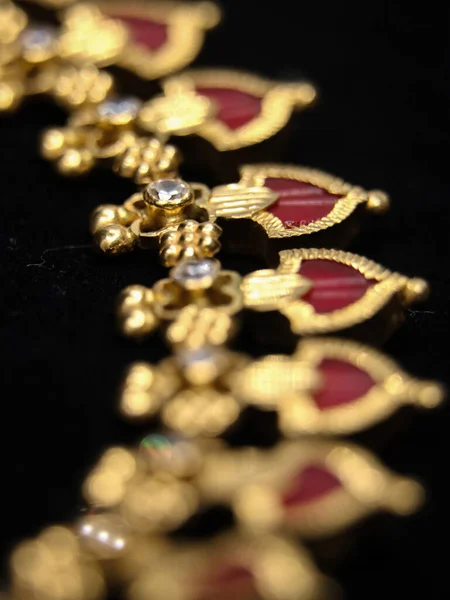 Biżuteria Złotym Naszyjnikiem Damskim Czerwono Białymi Luksusowymi Kamieniami Odizolowanymi Czarnym — Zdjęcie stockowe