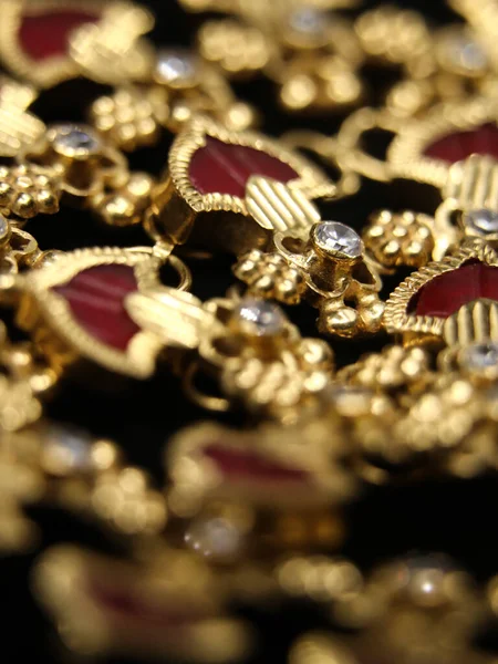 Biżuteria Złotym Naszyjnikiem Damskim Czerwono Białymi Luksusowymi Kamieniami Odizolowanymi Czarnym — Zdjęcie stockowe