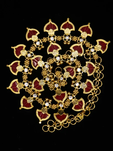 Gioielli Collana Oro Antico Delle Donne Con Pietre Rosse Bianche — Foto Stock
