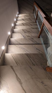 Çevresindeki LED ışıklandırmalı modern bir otel binasında merdiven girişi