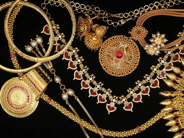 Zabytkowy Zbiór Zabytkowych Złote Ozdoby Biżuteria Dla Kobiet Używane Pomyślne — Zdjęcie stockowe