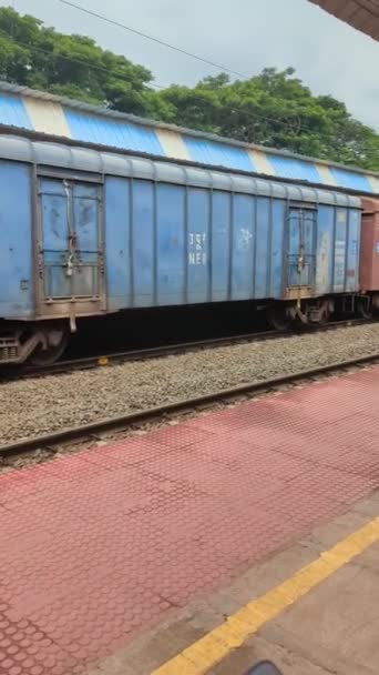 Tren Mercancías Que Transporta Mercancías Por Ferrocarril Ralentiza Llegar Una — Vídeo de stock