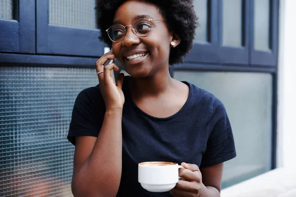 Jag beställer kaffe åt dig under tiden. — Stockfoto