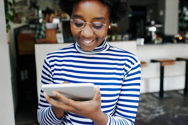 Vernetzung mit ihren Freunden online — Stockfoto