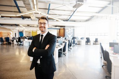 Bir işi başarıyla yönetmek için gereken tüm becerilere sahip.