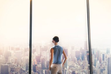 Şehrine bir göz atıyor.