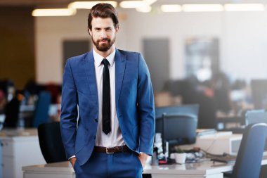 Sakin, kendinden emin ve işe hazır.