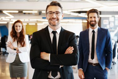 Kurumsal cazibe ve karizmayla takımını yönetiyor.