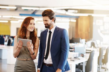 Bir fikir üzerinde meslektaşlarıma perspektif kazandırıyorum.