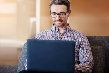 İşe ayak uydurmaya çalışıyorum.