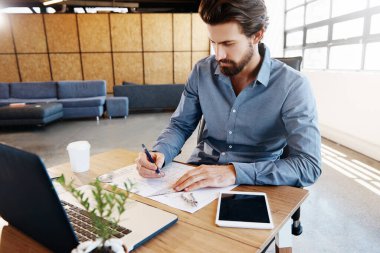 Planları kağıda döküyorum.